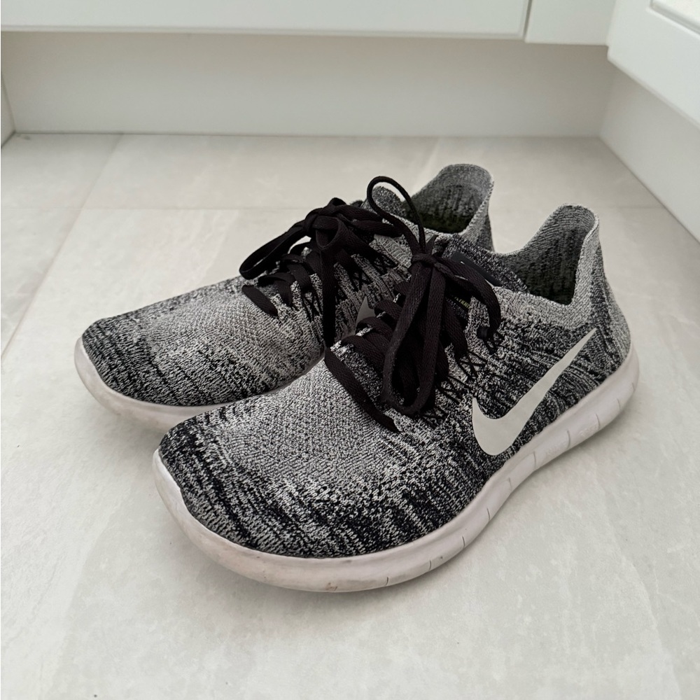 Nike Black and White Free RN Flyknit Running Shoes Size 8/6.5Y